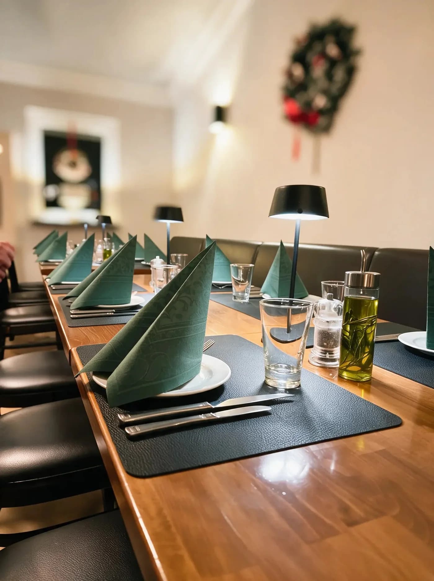 Gedeckter Tisch im Pavillon