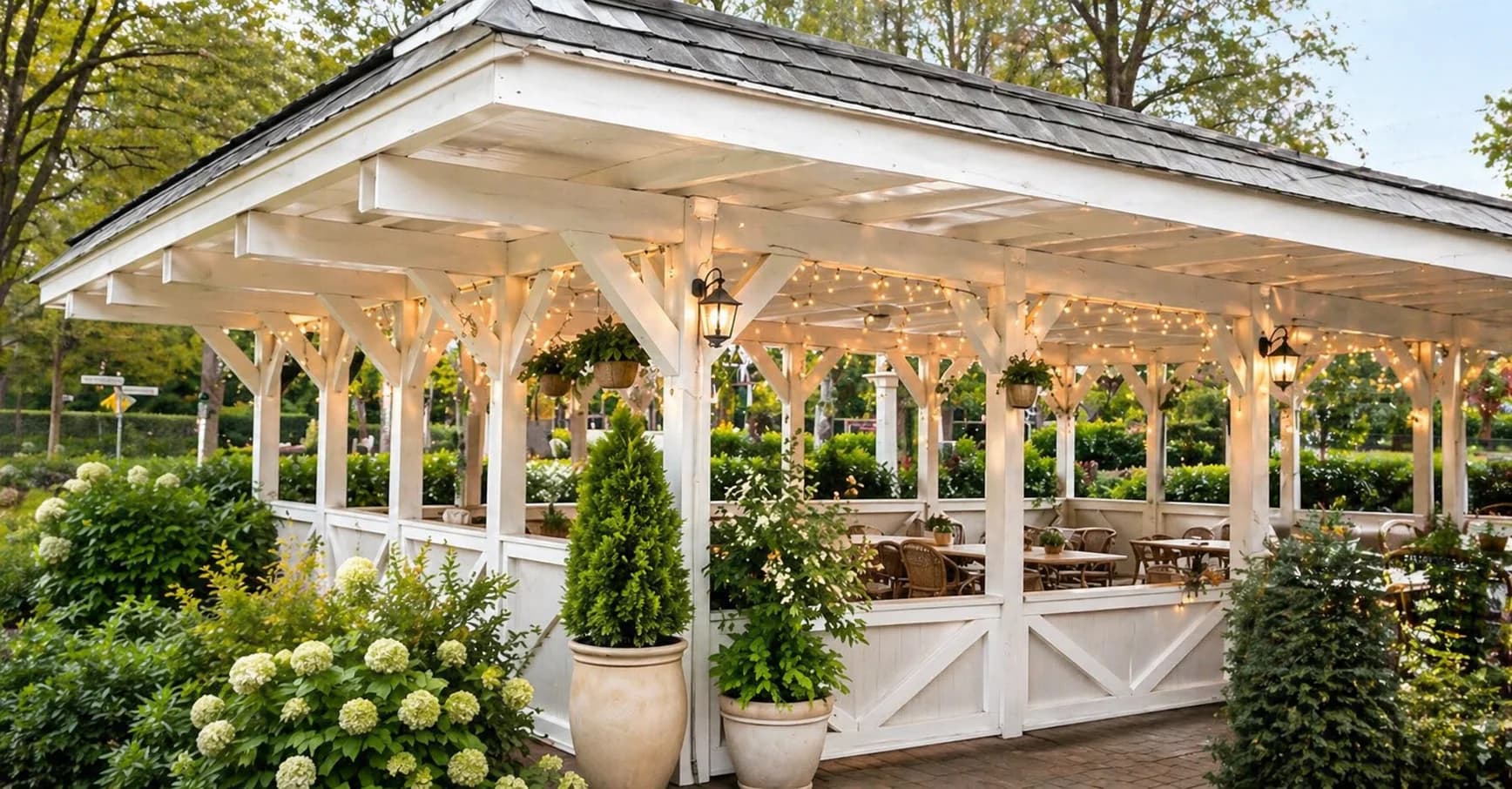 Heller Außenbereich des Pavillon Restaurants